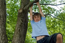 Bé 3 tuổi ngã gãy chân vì tập bay theo “Ngộ Không“