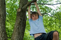 Bé 3 tuổi ngã gãy chân vì tập bay theo “Ngộ Không“