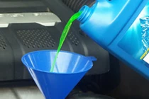 Thay nước lã làm mát khiến xe hỏng