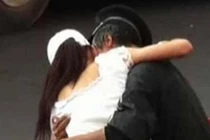 Tiểu thư nhà giàu ôm hôn chàng vô gia cư