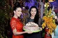 Diễm My váy ren đỏ rực trong lần sinh nhật thứ 50