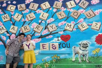 Cầu hôn bằng bức tranh khổng lồ giữa phố