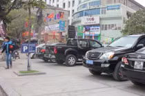 Điểm trông giữ xe vẫn nhộn nhịp trước giờ bị “trảm”