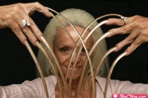 Người phụ nữ có móng tay như... vuốt “quỷ“