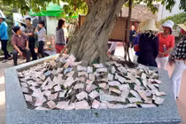 Tiền “đặt cược” ở... cửa Phật