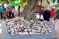 Tiền “đặt cược” ở... cửa Phật