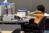 Nguy cơ đĩa đệm thoái hóa do ngồi nhiều