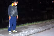 Uống bia tranh luận tuổi tác, bị đâm nhập viện