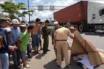 Bé 2 tuổi ôm mẹ cùng chết dưới bánh container