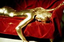 Thể hiện đẳng cấp: Nhuộm tóc bằng vàng