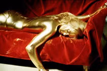 Thể hiện đẳng cấp: Nhuộm tóc bằng vàng