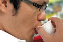 Uống trà nóng có bị ung thư?