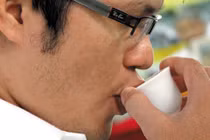 Uống trà nóng có bị ung thư?