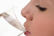 Nhức đầu, co giật vì uống quá nhiều nước