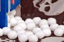 Mẹ bất cẩn, con bị ngộ độc băng phiến