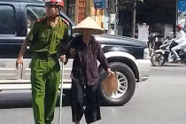 Ảnh công an giúp bà cụ gây ấn tượng mạnh