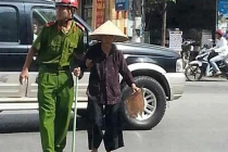 Ảnh công an giúp bà cụ gây ấn tượng mạnh
