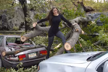 Bị “ném đá” vì tạo dáng cùng với thảm họa Sandy