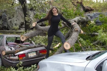 Bị “ném đá” vì tạo dáng cùng với thảm họa Sandy