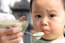 Vì sao trẻ khó ăn dặm?