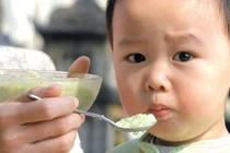 Vì sao trẻ khó ăn dặm?
