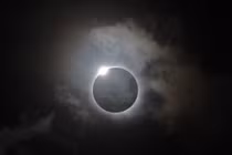 Nhật thực hình nhẫn kim cương