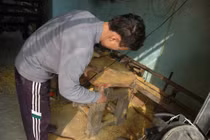 Bất cẩn với máy xẻ gỗ, mất 3 ngón tay