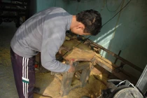 Bất cẩn với máy xẻ gỗ, mất 3 ngón tay