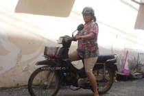 Mẹ chạy xe ôm nuôi con học trường quốc tế