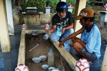 Kỳ lạ chia vàng bạc, đồng đen cho… người chết