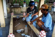 Kỳ lạ chia vàng bạc, đồng đen cho… người chết