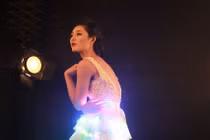 Nghệ sỹ Việt diện trang phục bằng... bao cao su