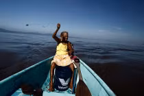 TG 24h qua ảnh: Cụ bà quăng dây câu cá trên biển