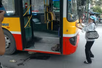 Bà cụ 70 tuổi “chặn đầu xe buýt” nhập viện