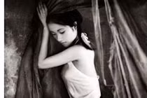 Zoom Hà Nội: Thiếu nữ vai trần gợi cảm với yếm đào