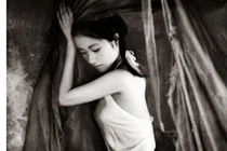 Zoom Hà Nội: Thiếu nữ vai trần gợi cảm với yếm đào