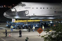 Video: Tàu con thoi “làm xiếc” trên giá đẩy khổng lồ