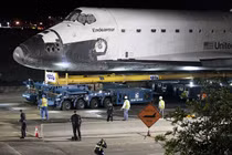 Video: Tàu con thoi “làm xiếc” trên giá đẩy khổng lồ