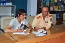 CSGT trả lại ví cho người đánh mất