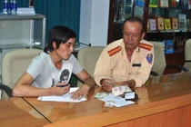 CSGT trả lại ví cho người đánh mất