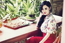 Hoa hậu tai tiếng Julia Hồ đã đoan trang