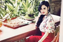 Hoa hậu tai tiếng Julia Hồ đã đoan trang