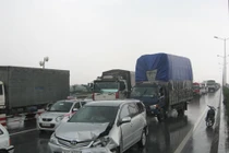 Tai nạn liên hoàn, 6 ô tô “dính chặt” nhau