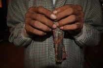 Bắt quả tang đôi vợ chồng “câu” trộm tiền trong chùa