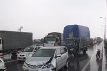 Tai nạn liên hoàn, 6 ô tô “dính chặt” nhau