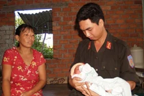 Cảnh sát đặc nhiệm đưa sản phụ đẻ rơi vào viện