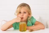 Trẻ nhỏ ăn mật ong dễ bị ngộ độc