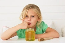 Trẻ nhỏ ăn mật ong dễ bị ngộ độc