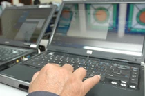 Có nên gập màn hình khi laptop còn hoạt động?