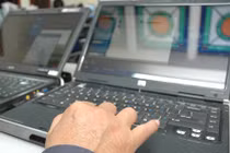 Có nên gập màn hình khi laptop còn hoạt động?